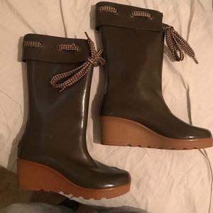Stylish rainboots size 6